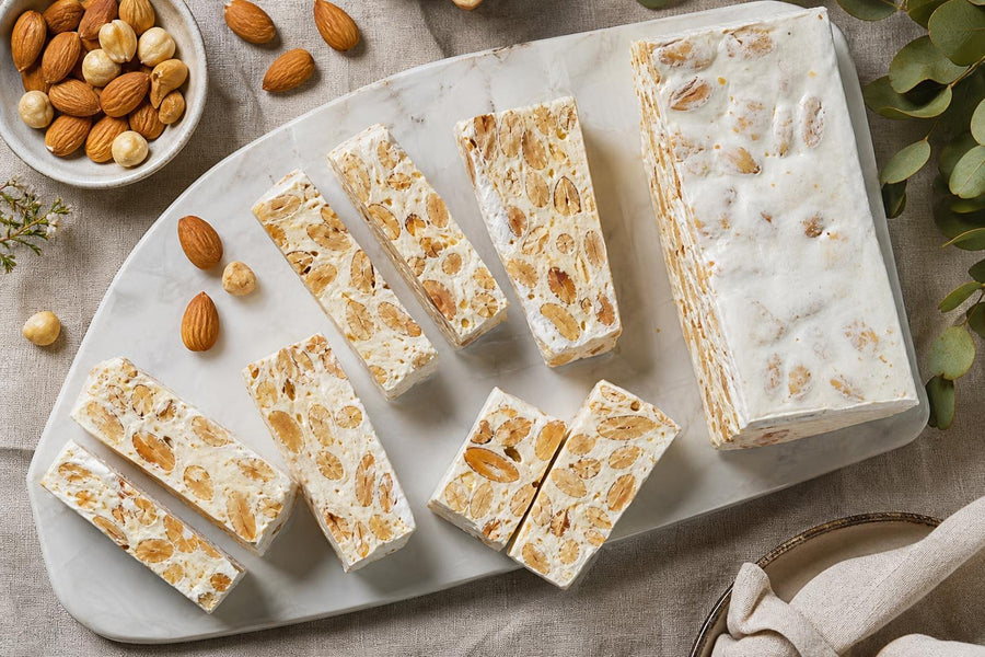 Pohled shora na servírování receptu Španělský vánoční turrón.