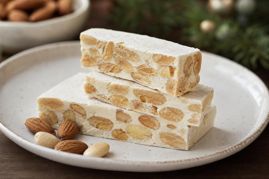 Naservírovaný recept Španělský vánoční turrón na stole.