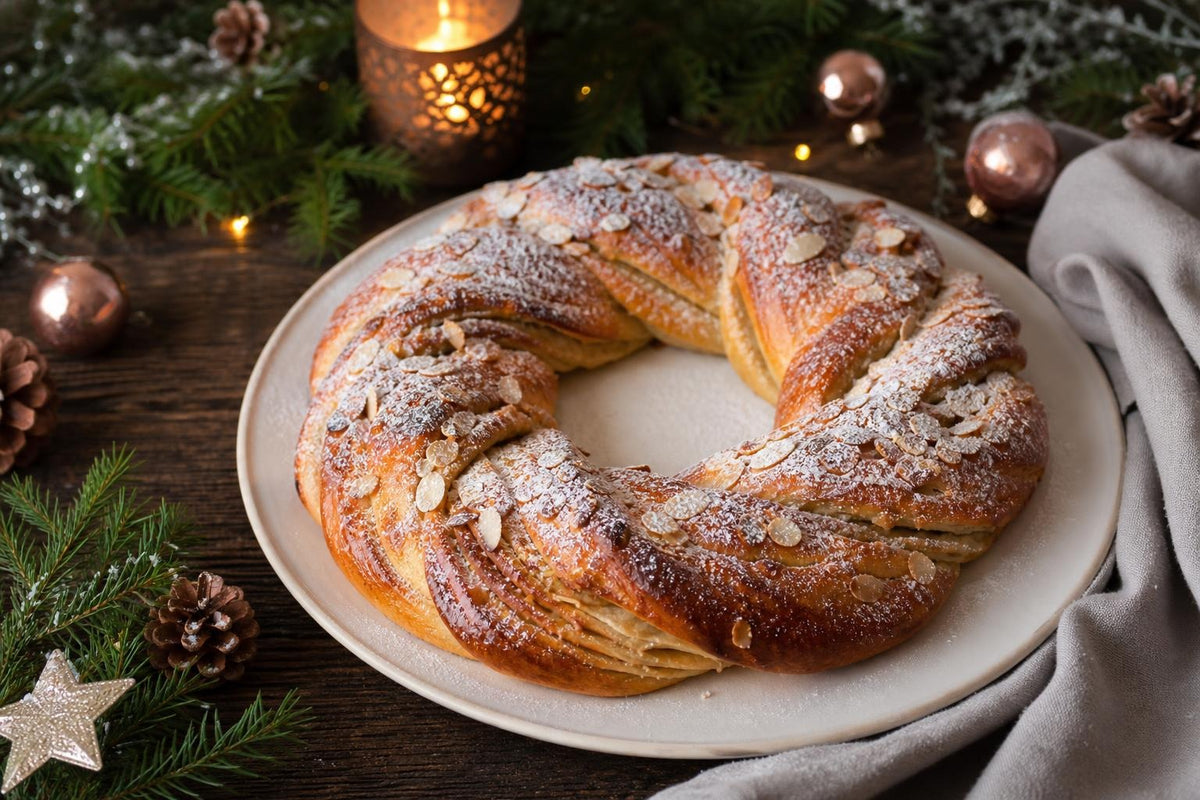 Vánoční věnec Kerstkrans s mandlovou náplní – hotový pokrm naservírovaný jako hero fotografie receptu.