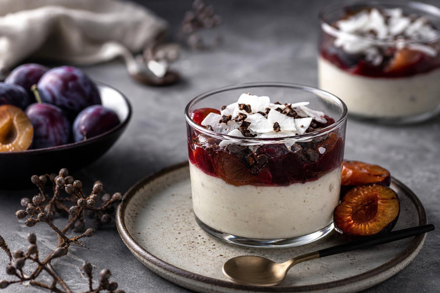 Stylová food fotografie receptu Brazilský kokosový krém se švestkami.