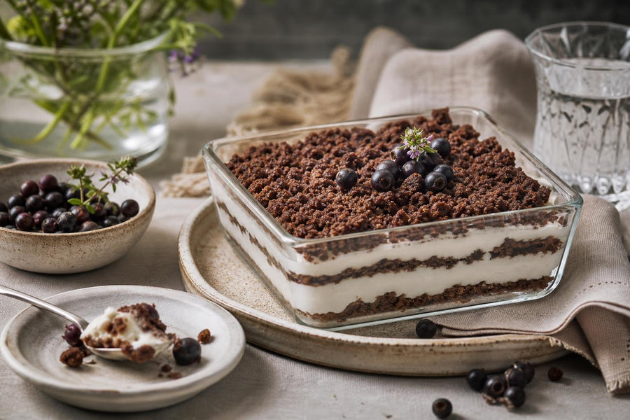 Stylová food fotografie receptu Lotyšský žitný dezert Rupjmaizes kārtojums.