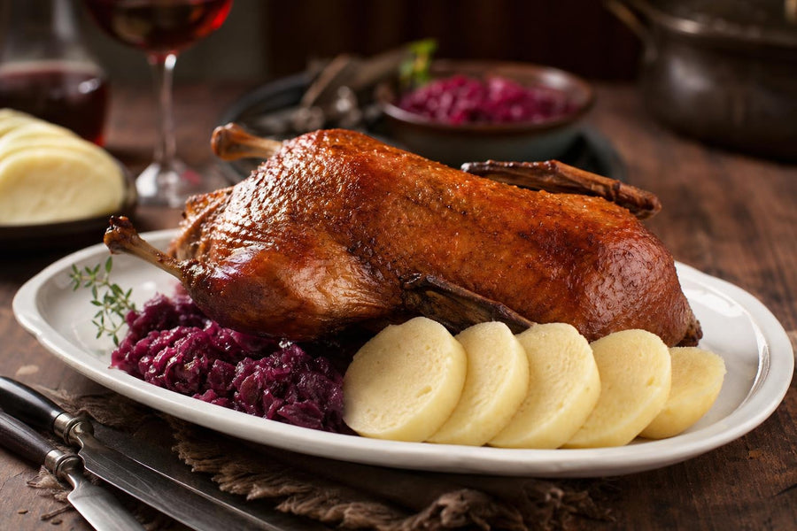 Stylová food fotografie receptu Svatomartinská husa s červeným zelím a bramborovým knedlíkem.