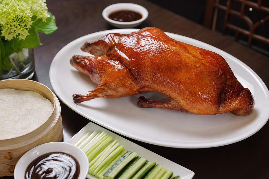 Naservírovaný recept Pekingská kachna na stole.