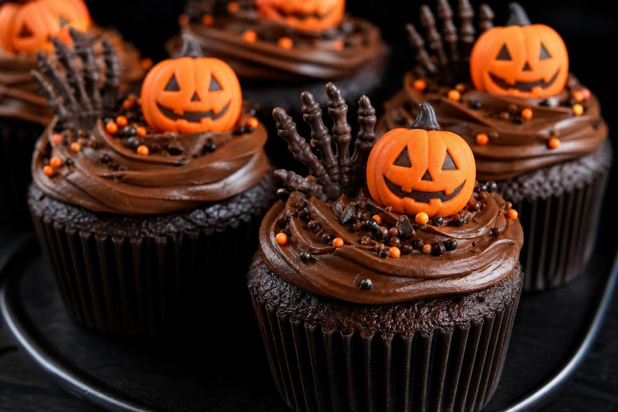 Detail hotového pokrmu Čokoládové cupcakes s halloweenskou dekorací.