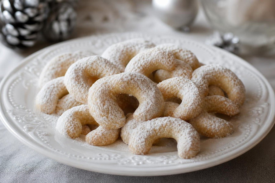 Naservírovaný recept Vánoční cukroví – nezapomenutelné vanilkové rohlíčky na stole.