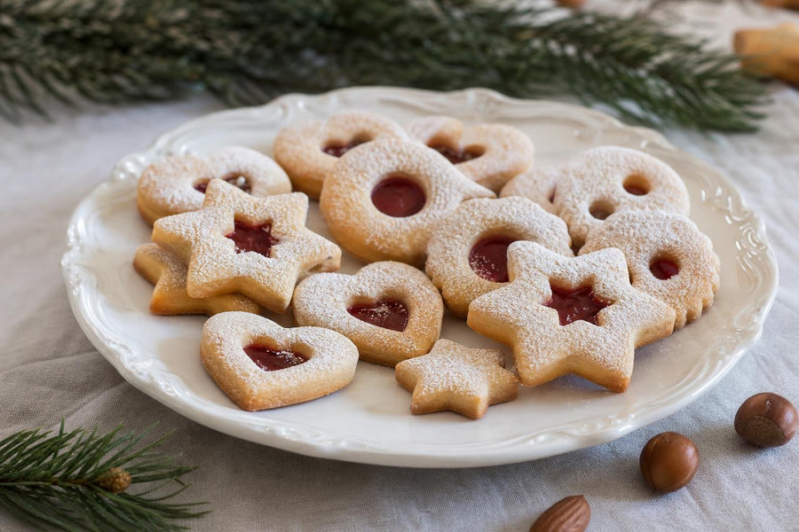 Naservírovaný recept Vánoční cukroví z lineckého těsta na stole.