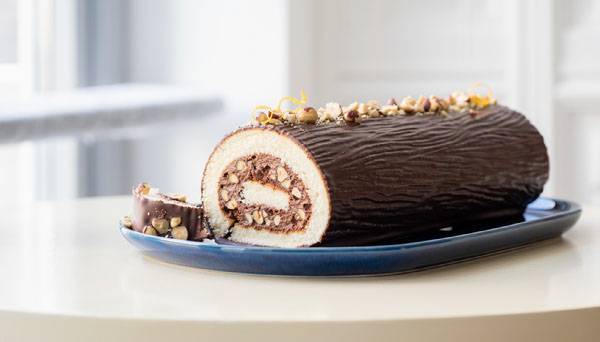 Bûche de Noël s pomerančem, čokoládou a lískovými ořechy