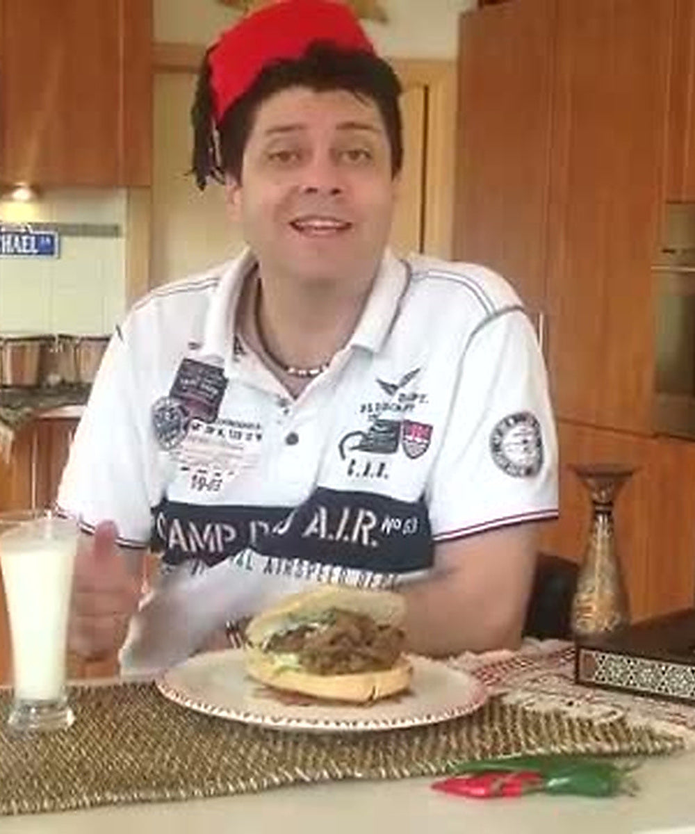 Majkl představuje hotový domácí döner kebab u stolu