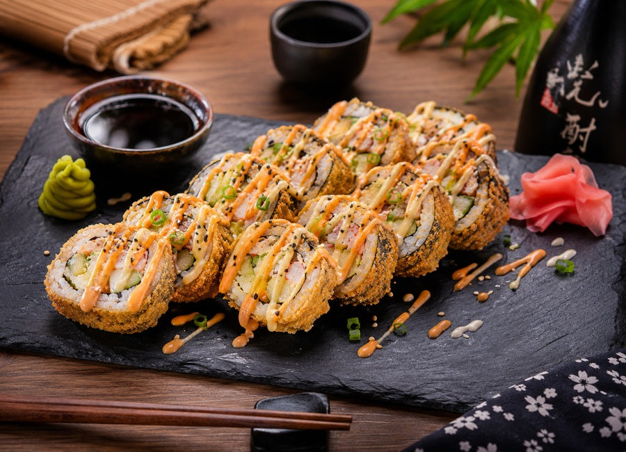Smažené sushi – křupavé uramaki v tempuře s panko a spicy mayo