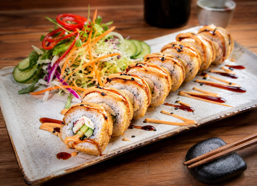 Smažené sushi – křupavé uramaki v tempuře s panko a spicy mayo